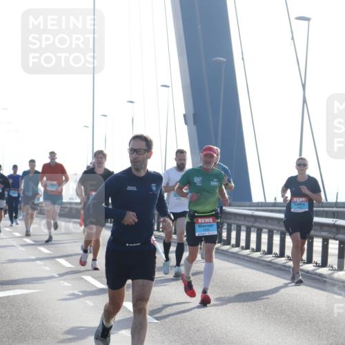 03.10.2026 - Köhlbrandbrückenlauf Tim E. http://msf.ph/oto/10608784 03.10.2026 09:22:07 Position 1 4, 1506 meine-sportfotos.de
