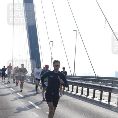 03.10.2026 - Köhlbrandbrückenlauf Tim E. http://msf.ph/oto/10608809 03.10.2026 09:22:09 Position 1  meine-sportfotos.de