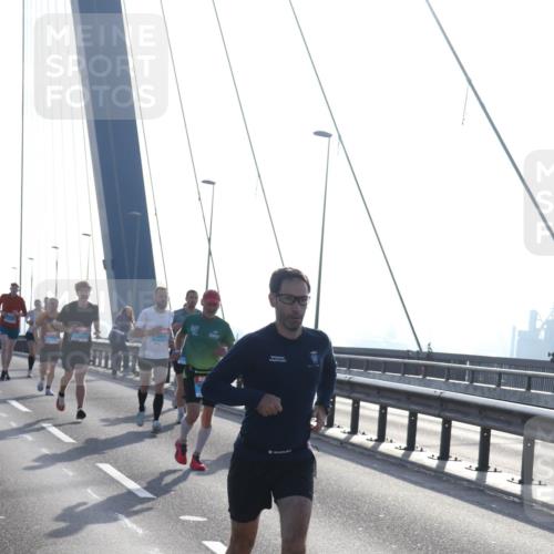 03.10.2026 - Köhlbrandbrückenlauf Tim E. http://msf.ph/oto/10608815 03.10.2026 09:22:09 Position 1  meine-sportfotos.de