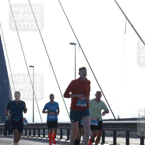 03.10.2026 - Köhlbrandbrückenlauf Tim E. http://msf.ph/oto/10608821 03.10.2026 09:22:17 Position 1  meine-sportfotos.de