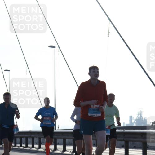 03.10.2026 - Köhlbrandbrückenlauf Tim E. http://msf.ph/oto/10608836 03.10.2026 09:22:17 Position 1 1008 meine-sportfotos.de