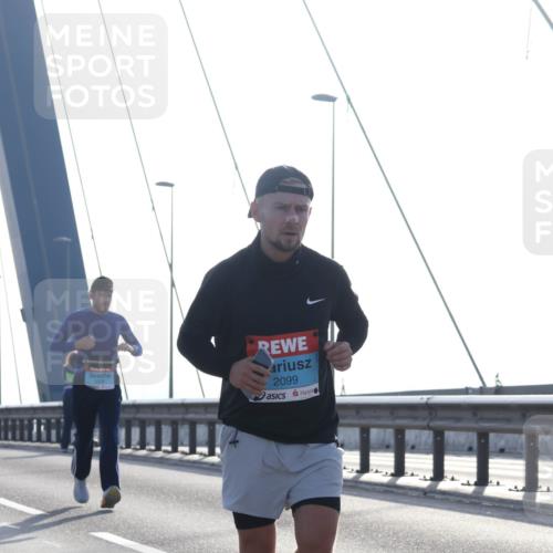 03.10.2026 - Köhlbrandbrückenlauf Tim E. http://msf.ph/oto/10608879 03.10.2026 09:22:21 Position 1 2099 meine-sportfotos.de