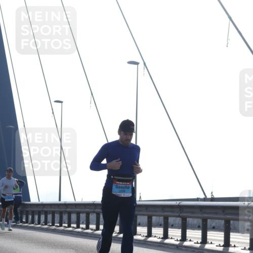03.10.2026 - Köhlbrandbrückenlauf Tim E. http://msf.ph/oto/10608883 03.10.2026 09:22:23 Position 1 2238 meine-sportfotos.de