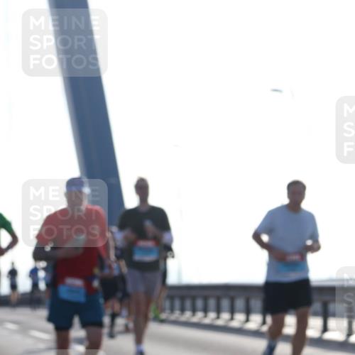 03.10.2026 - Köhlbrandbrückenlauf Tim E. http://msf.ph/oto/10608940 03.10.2026 09:22:29 Position 1  meine-sportfotos.de