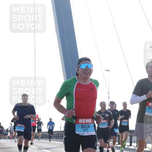 03.10.2026 - Köhlbrandbrückenlauf Tim E. http://msf.ph/oto/10608966 03.10.2026 09:22:31 Position 1 1479, 23 meine-sportfotos.de