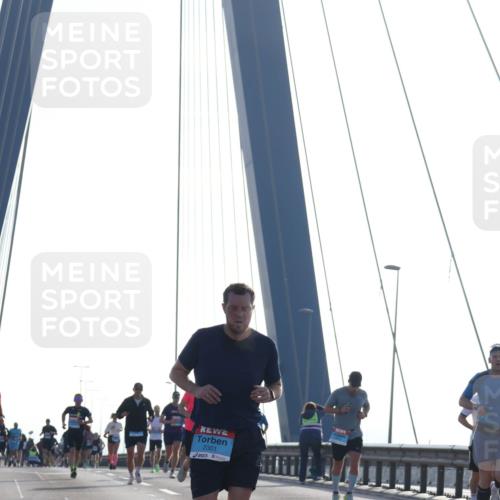 03.10.2026 - Köhlbrandbrückenlauf Tim E. http://msf.ph/oto/10609000 03.10.2026 09:22:33 Position 1 2301 meine-sportfotos.de