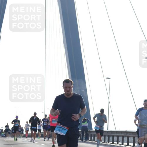 03.10.2026 - Köhlbrandbrückenlauf Tim E. http://msf.ph/oto/10609009 03.10.2026 09:22:33 Position 1 2301 meine-sportfotos.de