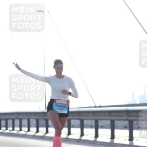 03.10.2026 - Köhlbrandbrückenlauf Tim E. http://msf.ph/oto/10609129 03.10.2026 09:22:48 Position 1  meine-sportfotos.de