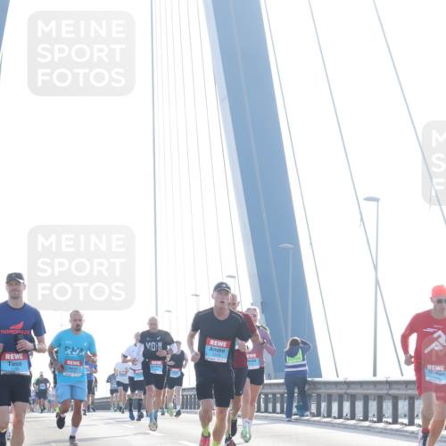 03.10.2026 - Köhlbrandbrückenlauf Tim E. http://msf.ph/oto/10609131 03.10.2026 09:22:50 Position 1 2410 meine-sportfotos.de