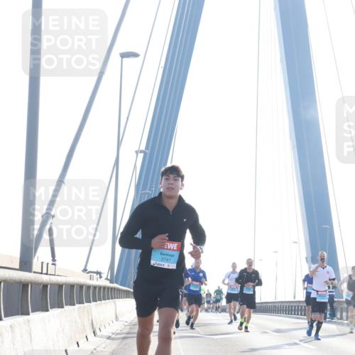 03.10.2026 - Köhlbrandbrückenlauf Tim E. http://msf.ph/oto/10609203 03.10.2026 09:22:56 Position 1 3747 meine-sportfotos.de