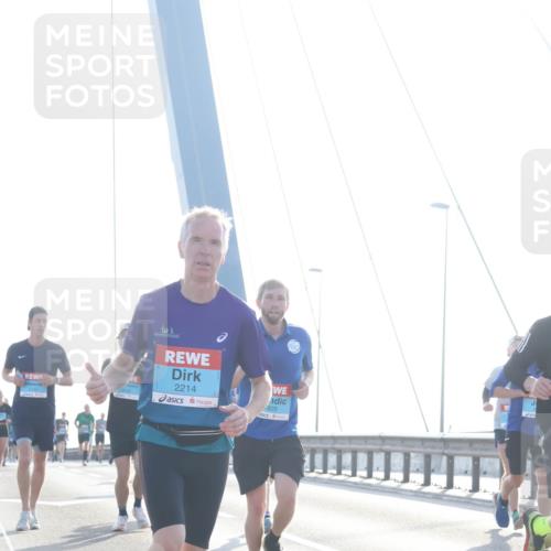 03.10.2026 - Köhlbrandbrückenlauf Tim E. http://msf.ph/oto/10609230 03.10.2026 09:23:02 Position 1 2137, 2214, 829 meine-sportfotos.de