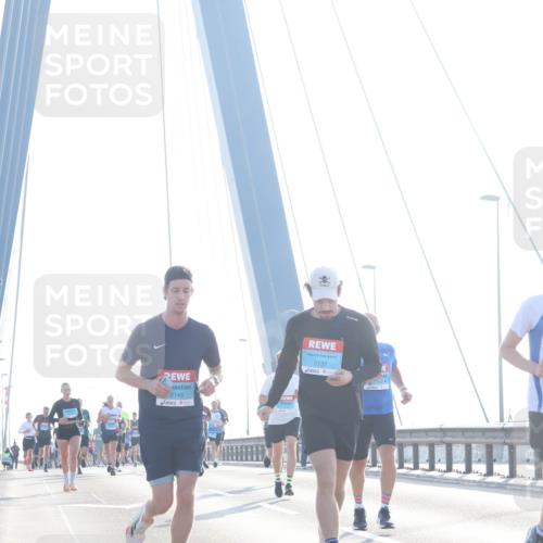 03.10.2026 - Köhlbrandbrückenlauf Tim E. http://msf.ph/oto/10609250 03.10.2026 09:23:04 Position 1 2145, 2137 meine-sportfotos.de