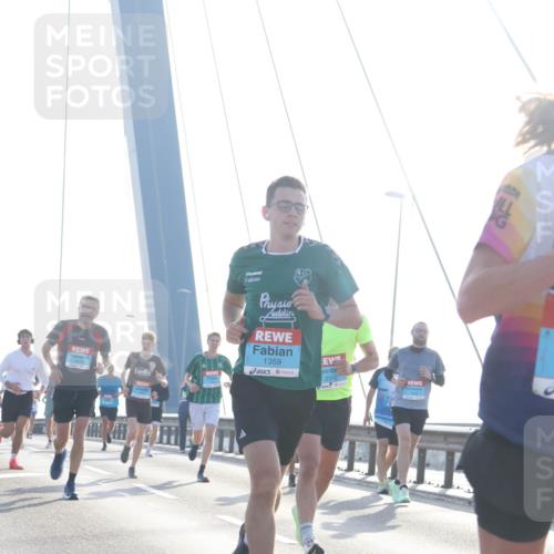 03.10.2026 - Köhlbrandbrückenlauf Tim E. http://msf.ph/oto/10609345 03.10.2026 09:23:16 Position 1 1359, 2312, 777 meine-sportfotos.de
