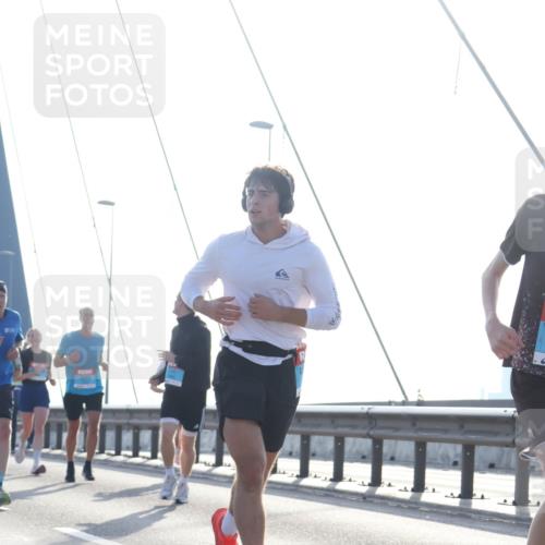 03.10.2026 - Köhlbrandbrückenlauf Tim E. http://msf.ph/oto/10609402 03.10.2026 09:23:21 Position 1  meine-sportfotos.de