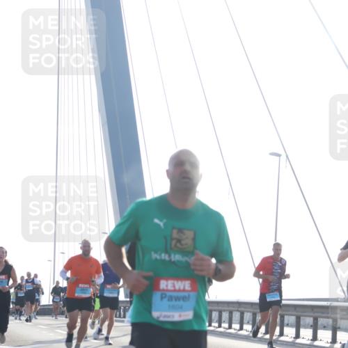 03.10.2026 - Köhlbrandbrückenlauf Tim E. http://msf.ph/oto/10609758 03.10.2026 09:23:54 Position 1 1604 meine-sportfotos.de