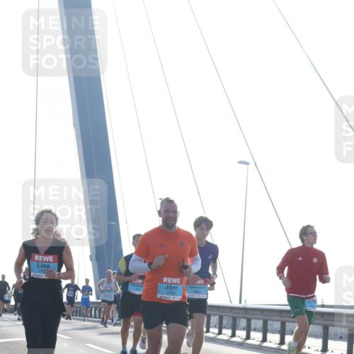 03.10.2026 - Köhlbrandbrückenlauf Tim E. http://msf.ph/oto/10609787 03.10.2026 09:23:57 Position 1 212, 2395, 1600 meine-sportfotos.de