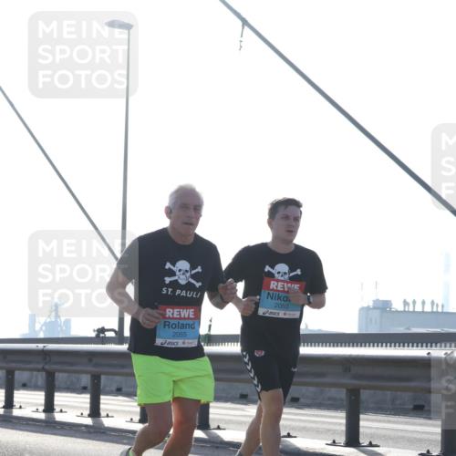 03.10.2026 - Köhlbrandbrückenlauf Tim E. http://msf.ph/oto/10609819 03.10.2026 09:24:01 Position 1 2055, 2053 meine-sportfotos.de