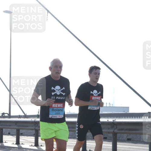 03.10.2026 - Köhlbrandbrückenlauf Tim E. http://msf.ph/oto/10609826 03.10.2026 09:24:02 Position 1 2055 meine-sportfotos.de
