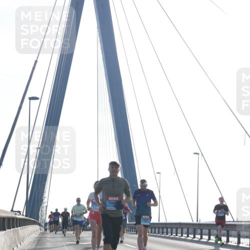 03.10.2026 - Köhlbrandbrückenlauf Tim E. http://msf.ph/oto/10610027 03.10.2026 09:24:18 Position 1  meine-sportfotos.de