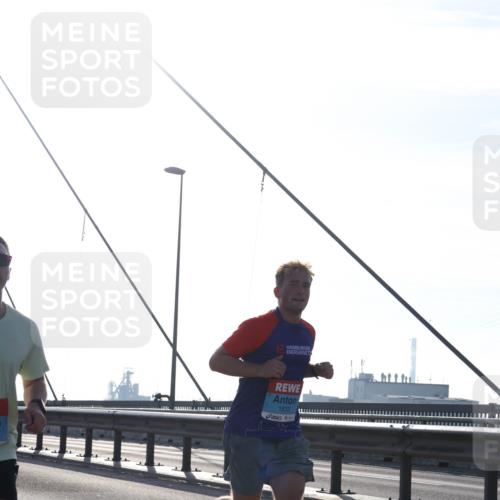 03.10.2026 - Köhlbrandbrückenlauf Tim E. http://msf.ph/oto/10610103 03.10.2026 09:24:24 Position 1 1833 meine-sportfotos.de