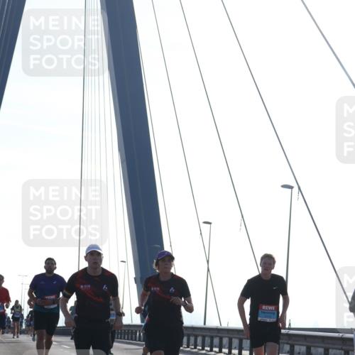 03.10.2026 - Köhlbrandbrückenlauf Tim E. http://msf.ph/oto/10610107 03.10.2026 09:24:25 Position 1  meine-sportfotos.de