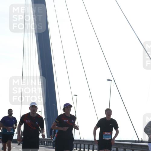 03.10.2026 - Köhlbrandbrückenlauf Tim E. http://msf.ph/oto/10610115 03.10.2026 09:24:26 Position 1  meine-sportfotos.de