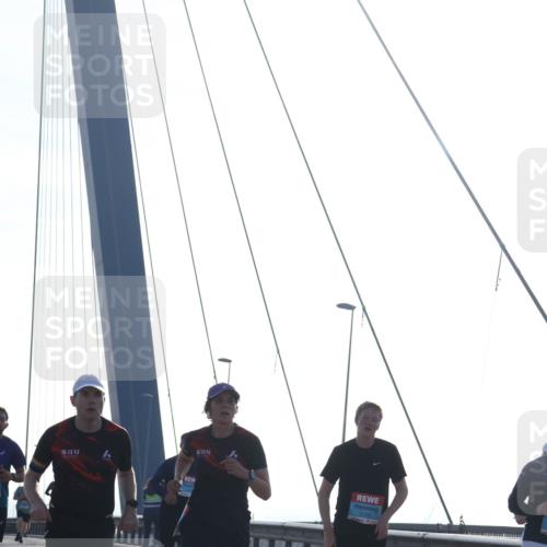 03.10.2026 - Köhlbrandbrückenlauf Tim E. http://msf.ph/oto/10610118 03.10.2026 09:24:26 Position 1 2122 meine-sportfotos.de