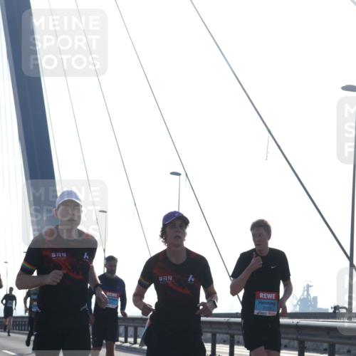 03.10.2026 - Köhlbrandbrückenlauf Tim E. http://msf.ph/oto/10610127 03.10.2026 09:24:27 Position 1 2122 meine-sportfotos.de