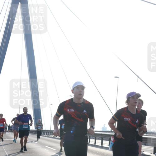 03.10.2026 - Köhlbrandbrückenlauf Tim E. http://msf.ph/oto/10610136 03.10.2026 09:24:28 Position 1  meine-sportfotos.de