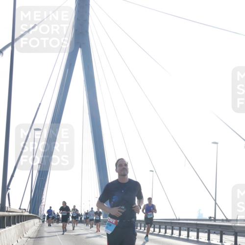 03.10.2026 - Köhlbrandbrückenlauf Tim E. http://msf.ph/oto/10610185 03.10.2026 09:24:34 Position 1  meine-sportfotos.de