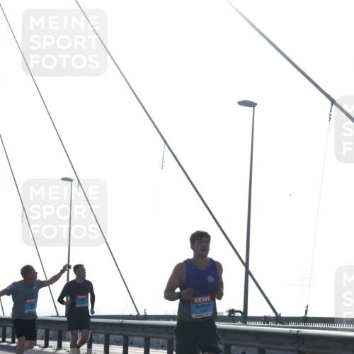 03.10.2026 - Köhlbrandbrückenlauf Tim E. http://msf.ph/oto/10610202 03.10.2026 09:24:36 Position 1 1961 meine-sportfotos.de