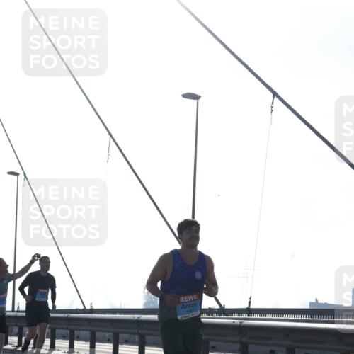 03.10.2026 - Köhlbrandbrückenlauf Tim E. http://msf.ph/oto/10610205 03.10.2026 09:24:36 Position 1 1961 meine-sportfotos.de