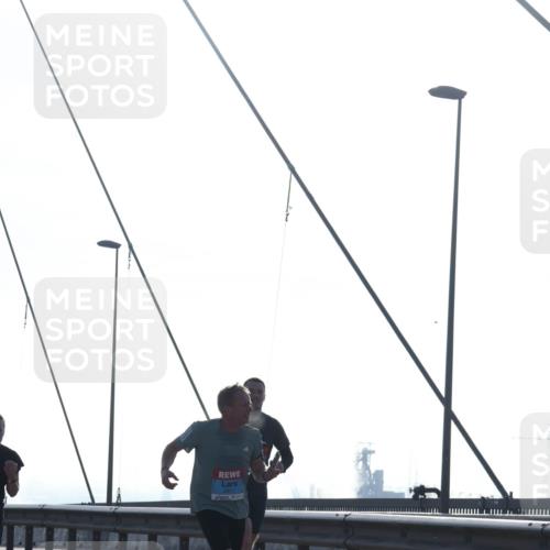 03.10.2026 - Köhlbrandbrückenlauf Tim E. http://msf.ph/oto/10610213 03.10.2026 09:24:37 Position 1  meine-sportfotos.de