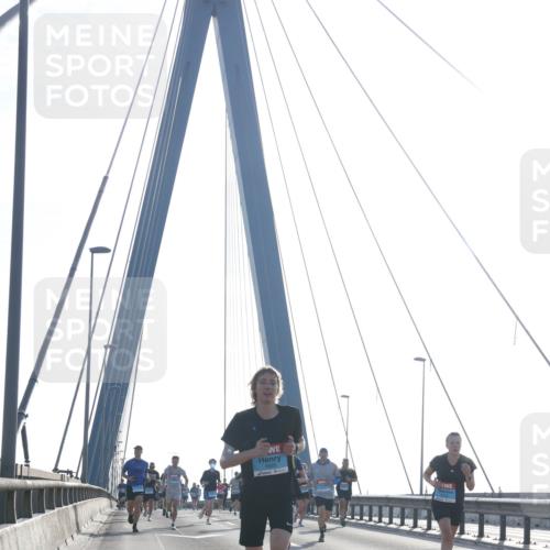 03.10.2026 - Köhlbrandbrückenlauf Tim E. http://msf.ph/oto/10610223 03.10.2026 09:24:38 Position 1  meine-sportfotos.de
