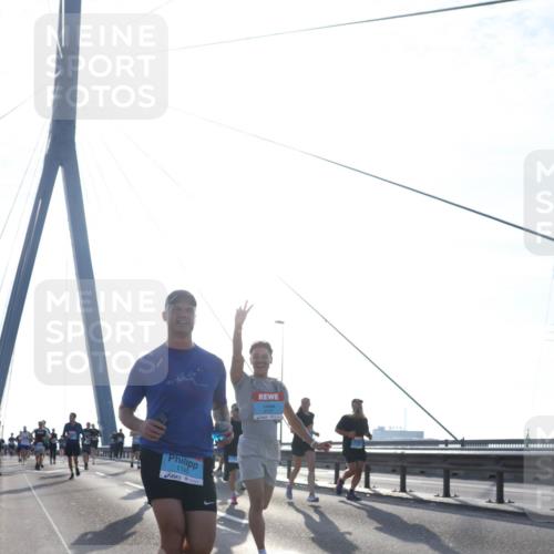 03.10.2026 - Köhlbrandbrückenlauf Tim E. http://msf.ph/oto/10610288 03.10.2026 09:24:45 Position 1 1745 meine-sportfotos.de