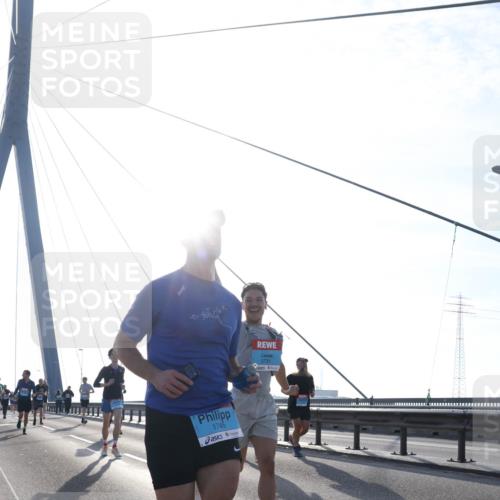03.10.2026 - Köhlbrandbrückenlauf Tim E. http://msf.ph/oto/10610295 03.10.2026 09:24:46 Position 1 7001, 1745, 3731 meine-sportfotos.de