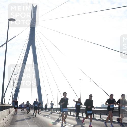 03.10.2026 - Köhlbrandbrückenlauf Tim E. http://msf.ph/oto/10610303 03.10.2026 09:24:47 Position 1  meine-sportfotos.de