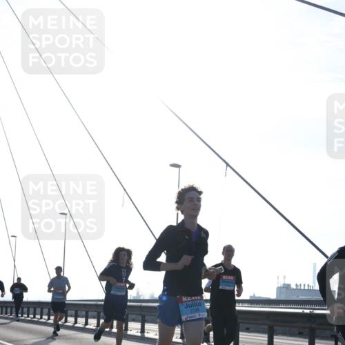 03.10.2026 - Köhlbrandbrückenlauf Tim E. http://msf.ph/oto/10610309 03.10.2026 09:24:47 Position 1 2156 meine-sportfotos.de