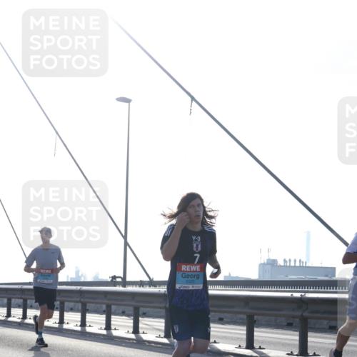 03.10.2026 - Köhlbrandbrückenlauf Tim E. http://msf.ph/oto/10610323 03.10.2026 09:24:49 Position 1 3, 2325 meine-sportfotos.de