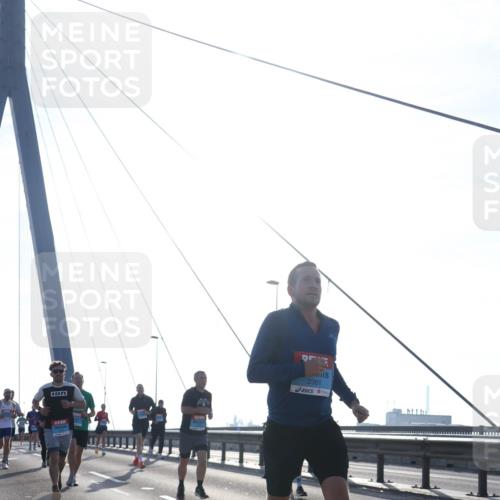 03.10.2026 - Köhlbrandbrückenlauf Tim E. http://msf.ph/oto/10610336 03.10.2026 09:24:50 Position 1 2361 meine-sportfotos.de