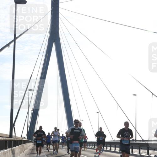 03.10.2026 - Köhlbrandbrückenlauf Tim E. http://msf.ph/oto/10610344 03.10.2026 09:24:51 Position 1  meine-sportfotos.de