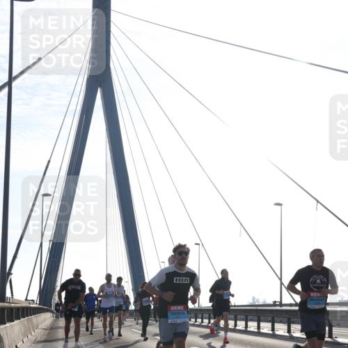 03.10.2026 - Köhlbrandbrückenlauf Tim E. http://msf.ph/oto/10610354 03.10.2026 09:24:51 Position 1  meine-sportfotos.de