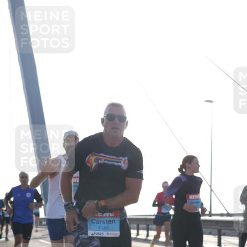 03.10.2026 - Köhlbrandbrückenlauf Tim E. http://msf.ph/oto/10610400 03.10.2026 09:24:54 Position 1 1786 meine-sportfotos.de