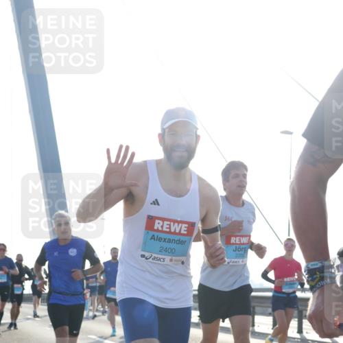 03.10.2026 - Köhlbrandbrückenlauf Tim E. http://msf.ph/oto/10610411 03.10.2026 09:24:55 Position 1 2400, 361, 2200 meine-sportfotos.de