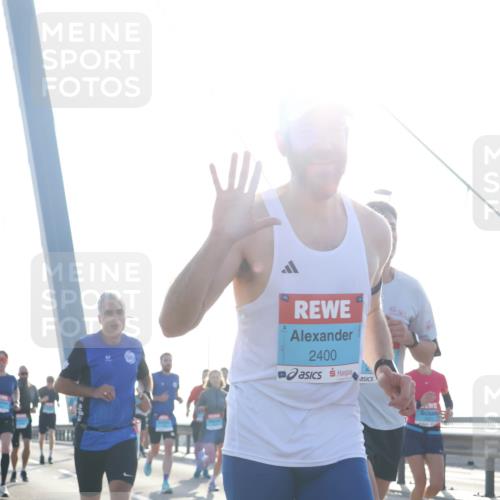 03.10.2026 - Köhlbrandbrückenlauf Tim E. http://msf.ph/oto/10610413 03.10.2026 09:24:55 Position 1 2400 meine-sportfotos.de
