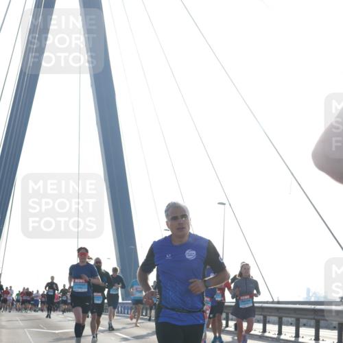 03.10.2026 - Köhlbrandbrückenlauf Tim E. http://msf.ph/oto/10610420 03.10.2026 09:24:56 Position 1  meine-sportfotos.de