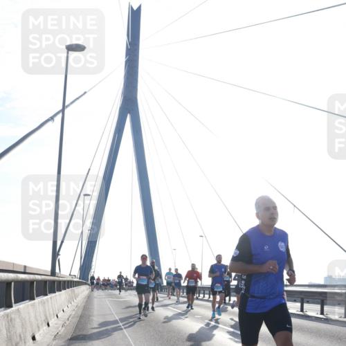03.10.2026 - Köhlbrandbrückenlauf Tim E. http://msf.ph/oto/10610431 03.10.2026 09:24:57 Position 1  meine-sportfotos.de