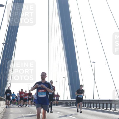 03.10.2026 - Köhlbrandbrückenlauf Tim E. http://msf.ph/oto/10610470 03.10.2026 09:25:00 Position 1 2427 meine-sportfotos.de