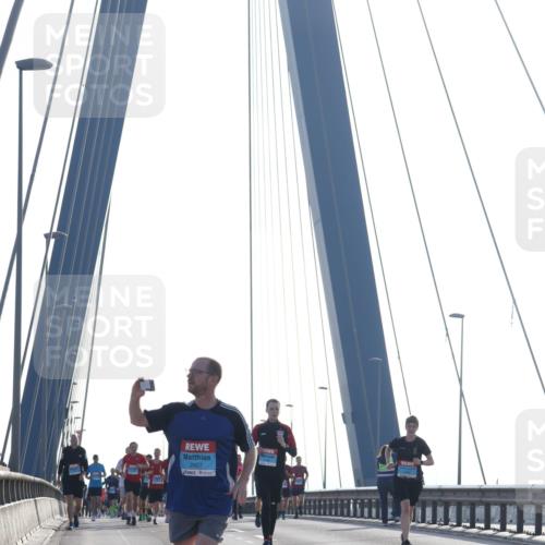 03.10.2026 - Köhlbrandbrückenlauf Tim E. http://msf.ph/oto/10610477 03.10.2026 09:25:01 Position 1 2427 meine-sportfotos.de