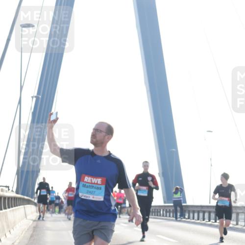 03.10.2026 - Köhlbrandbrückenlauf Tim E. http://msf.ph/oto/10610494 03.10.2026 09:25:02 Position 1 2427 meine-sportfotos.de